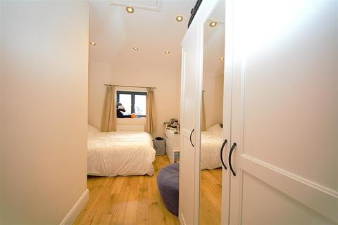 2 bedroom flat to rent, High Road, East Finchley, N2