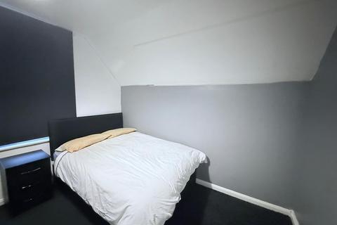 4 bedroom flat to rent, Beech Avenue, Nottingham, NG7