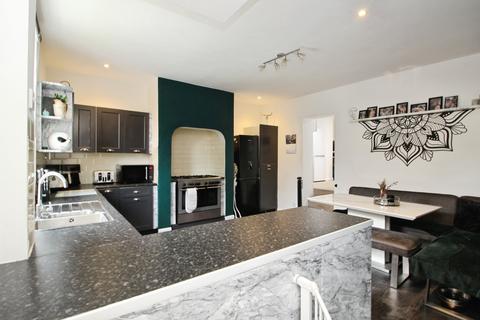 2 bedroom end of terrace house for sale, Oaks Road, Batley, WF17