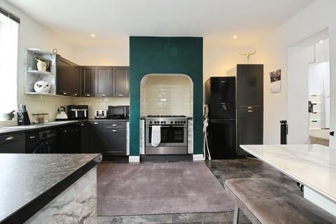 2 bedroom end of terrace house for sale, Oaks Road, Batley, WF17