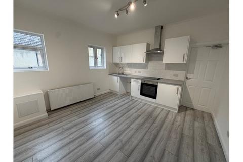Flat to rent, The Leas, Westcliff-on-sea, Essex