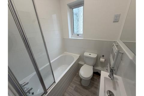 Flat to rent, The Leas, Westcliff-on-sea, Essex
