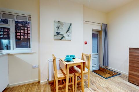 Studio to rent, Chatsworth Road, London NW2
