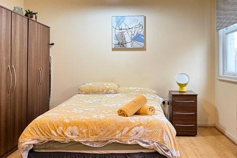 Studio to rent, Brondesbury Park, London NW6