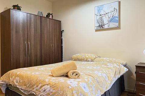 Studio to rent, Brondesbury Park, London NW6