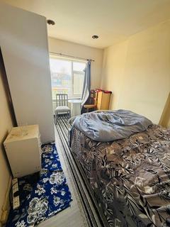 Studio to rent, Drew Gardens, Greenford, UB6 7QG
