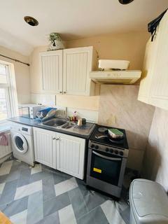 Studio to rent, Drew Gardens, Greenford, UB6 7QG