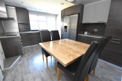 undefined, Queen Elizabeth Chase, Rochford