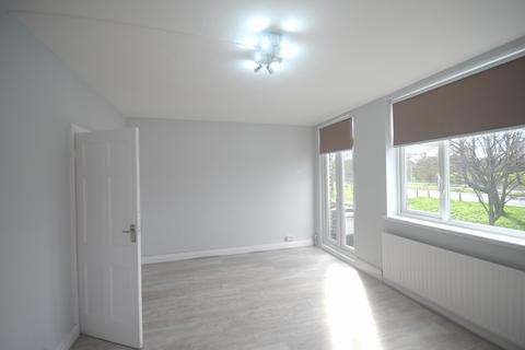 3 bedroom flat to rent, Ilford, IG5
