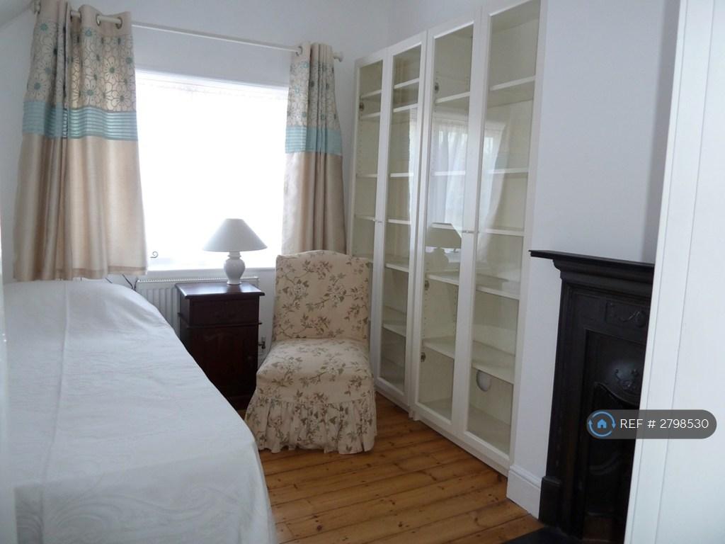 Bedroom-Trundle, 2 Chairs, Built-In Wardrobe (Ns)