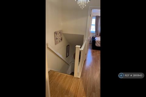 2 bedroom terraced house to rent, Schooner Close, Barking, IG11