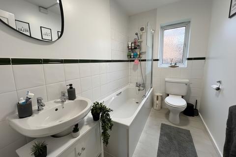 2 bedroom flat for sale, Hill Top Road, Moldgreen, HD5