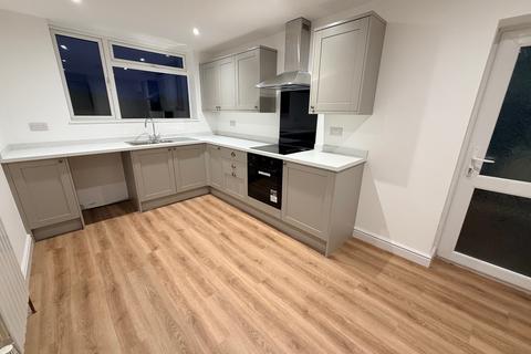 4 bedroom bungalow to rent, Alpine Drive, Cannock, WS12