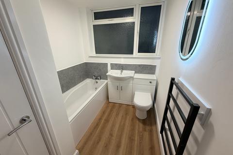 4 bedroom bungalow to rent, Alpine Drive, Cannock, WS12