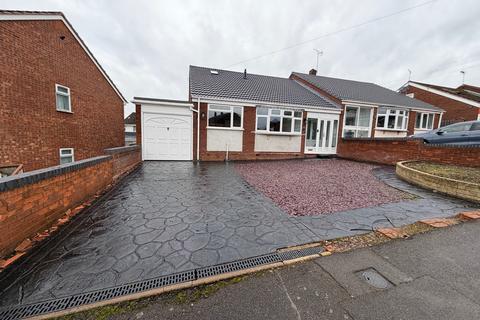 4 bedroom bungalow to rent, Alpine Drive, Cannock, WS12