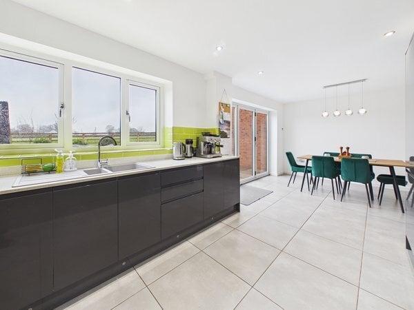 Open plan kitchen/diner