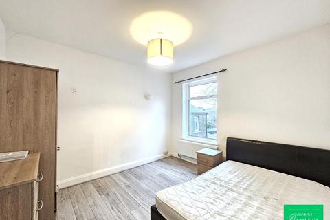 3 bedroom flat to rent, East End Road, East Finchley