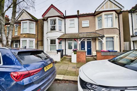 4 bedroom terraced house to rent, St. Marys Road, Prittlewell, Southend-On-Sea, Essex, SS2