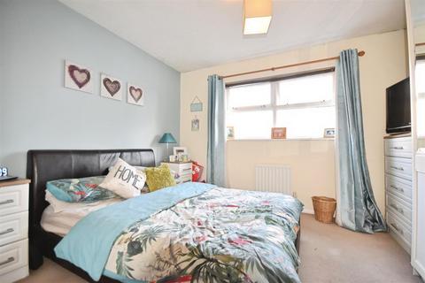 undefined, Busch Close, Isleworth