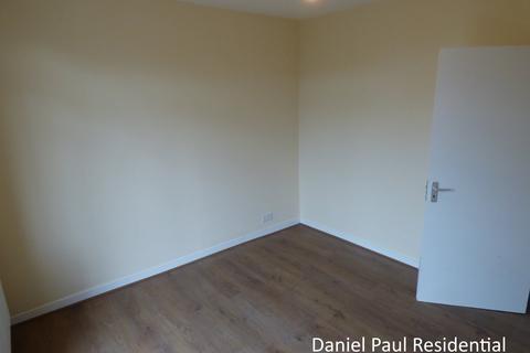 2 bedroom flat to rent, Elthorne Avenue