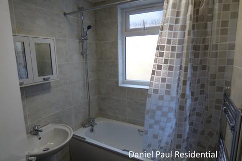 2 bedroom flat to rent, Elthorne Avenue