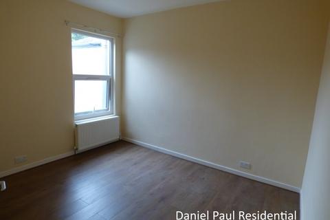 2 bedroom flat to rent, Elthorne Avenue
