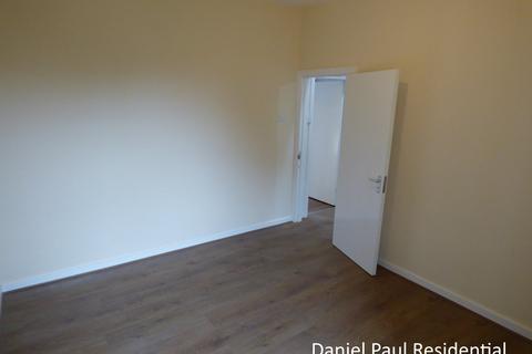 2 bedroom flat to rent, Elthorne Avenue