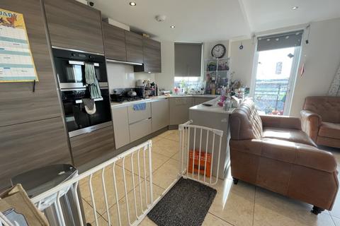 3 bedroom flat to rent, Davis House, Palmers Green