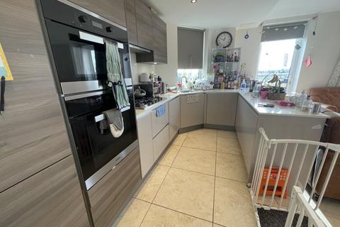 3 bedroom flat to rent, Davis House, Palmers Green