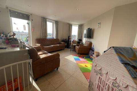 3 bedroom flat to rent, Davis House, Palmers Green