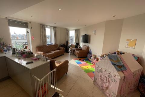 3 bedroom flat to rent, Davis House, Palmers Green