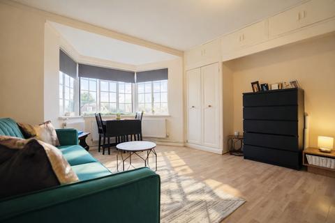 Studio to rent, Finchley Road, London NW11