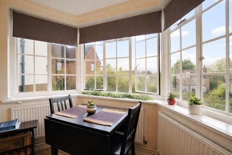 Studio to rent, Finchley Road, London NW11