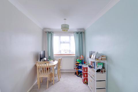 2 bedroom flat for sale, Ongar Way, Rainham RM13