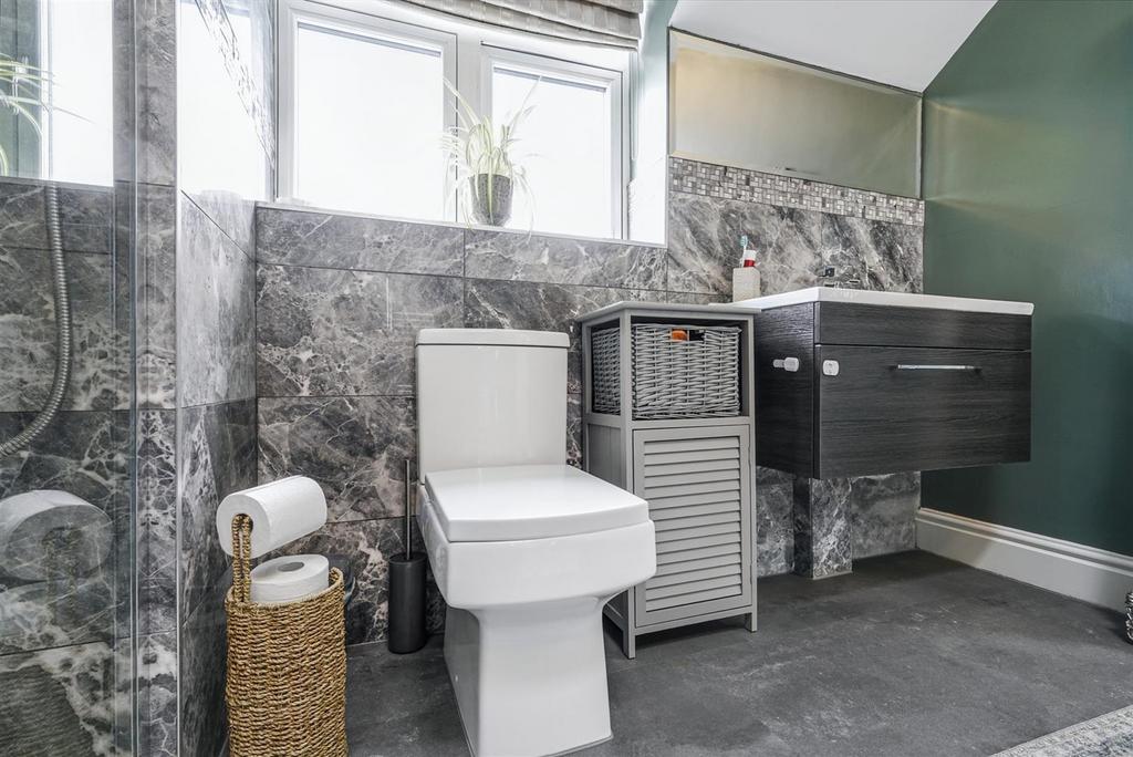 Ensuite 1 2.jpeg
