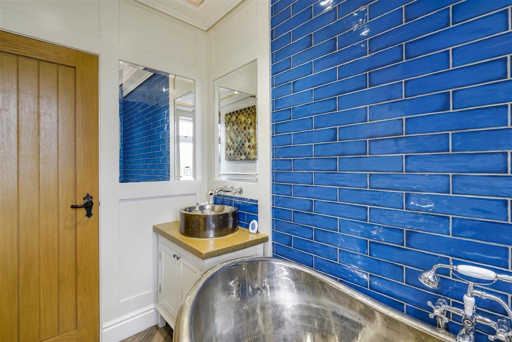 Bathroom 1 2.jpeg