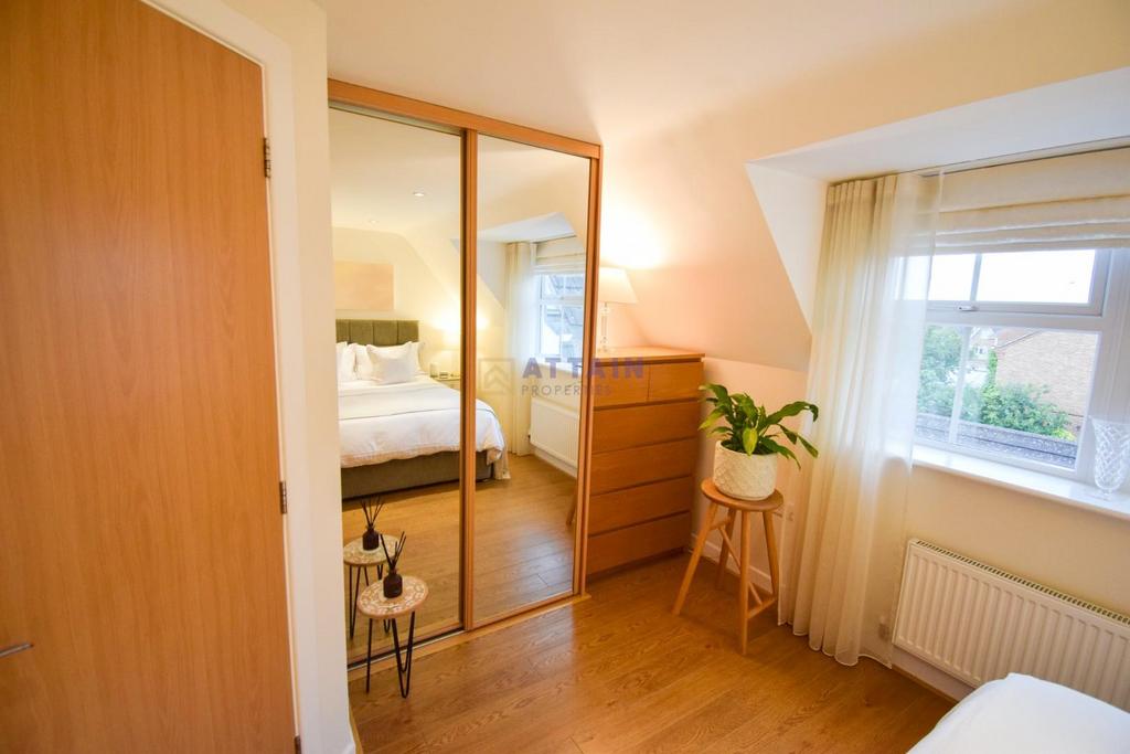 Bedroom 1 Wardrobe.jpg