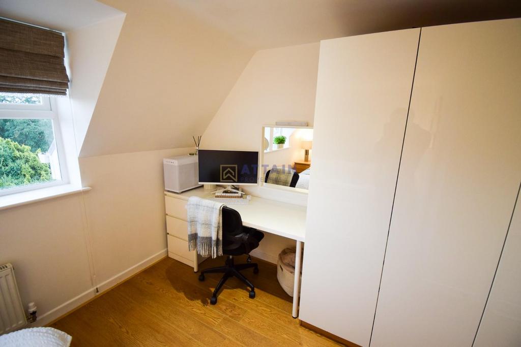 Bedroom 2 Desk.jpg