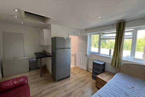 1 bedroom in a house share to rent, London Road, Isleworth TW7