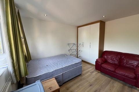 1 bedroom in a house share to rent, London Road, Isleworth TW7