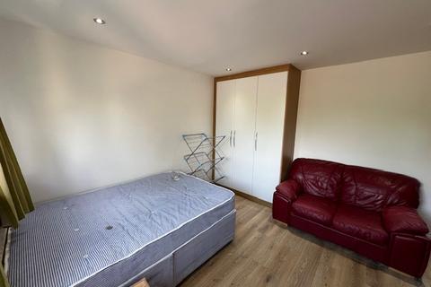 1 bedroom in a house share to rent, London Road, Isleworth TW7