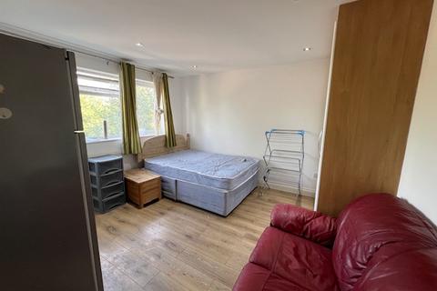 1 bedroom in a house share to rent, London Road, Isleworth TW7