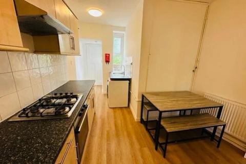4 bedroom flat share to rent, Finchley Lane, London, NW4