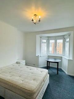 4 bedroom flat share to rent, Finchley Lane, London, NW4