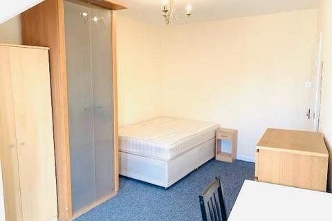 4 bedroom flat share to rent, Finchley Lane, London, NW4