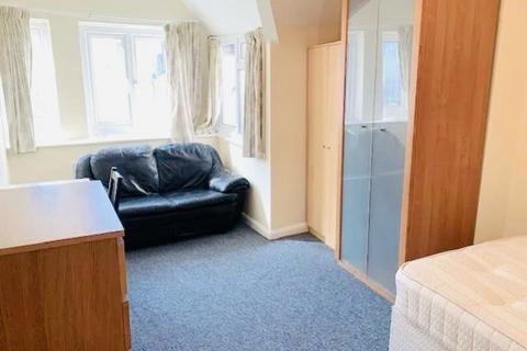 4 bedroom flat share to rent, Finchley Lane, London, NW4