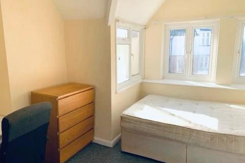 4 bedroom flat share to rent, Finchley Lane, London, NW4
