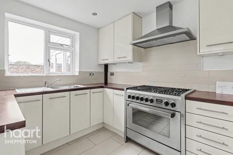 3 bedroom semi-detached house to rent, Walnut Tree Road, SHEPPERTON
