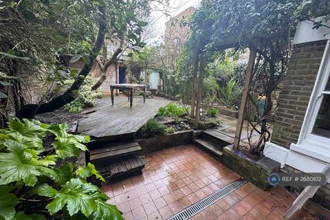 2 bedroom flat to rent, St. Charles Square, London, W10
