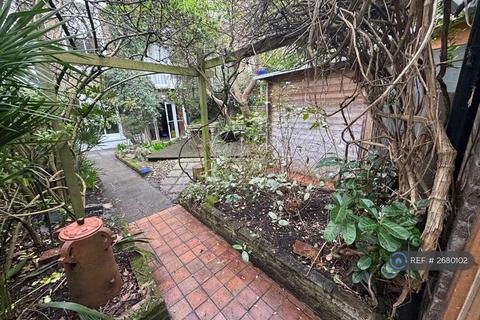 2 bedroom flat to rent, St. Charles Square, London, W10